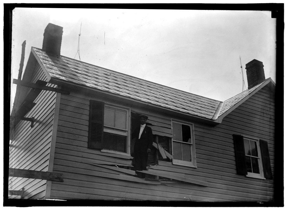 INDIAN HEAD, MD. NAVY PROVING GROUND. RESIDENCE OF GEORGE SWANN, DAMAGED BY 16' SHELL THAT HIT ANOTHER IN SANDBANK, AND WAS DEFLECTED OVER COUNTRYAT 3-4 ANGLE LCCN2016870838