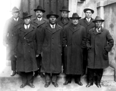 Indian group, 1-25-22 LCCN2016845999 (cropped)