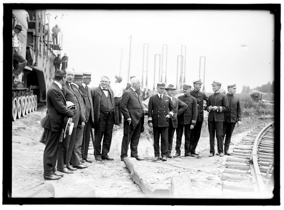 INDIAN HEAD, MD. NAVY PROVING GROUND. GROUP. ADM. EARLE, 6TH FROM RIGHT LCCN2016870316