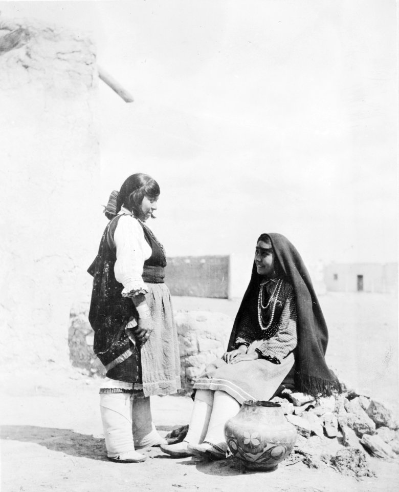 Indian maidens gossiping LCCN2010647169 (cropped)