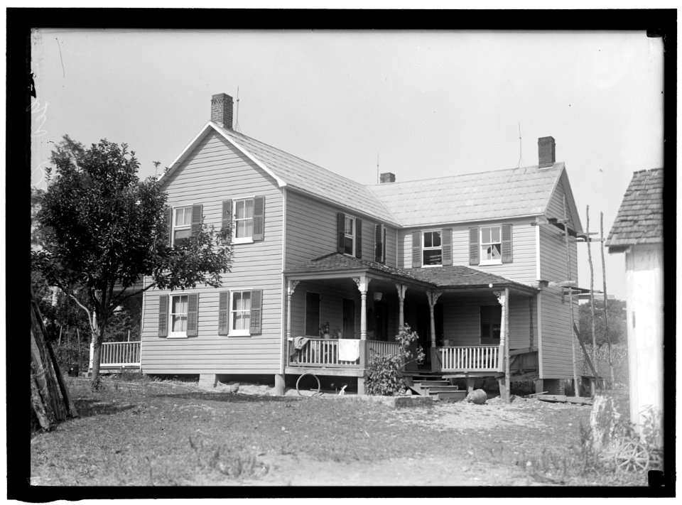 INDIAN HEAD, MD. NAVY PROVING GROUND. RESIDENCE OF GEORGE SWANN, DAMAGED BY 16' SHELL THAT HIT ANOTHER IN SANDBANK, AND WAS DEFLECTED OVER COUNTRYAT 3-4 ANGLE LCCN2016864318
