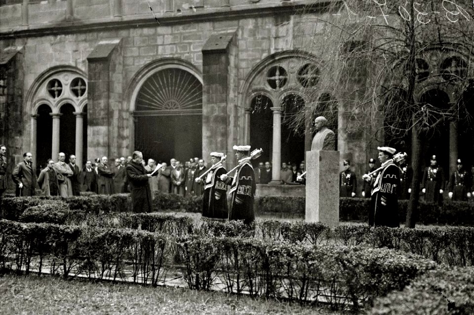 Inauguración del busto de Pío Baroja en el claustro del Museo San Telmo (2 de 3) - Fondo Car-Kutxa Fototeka