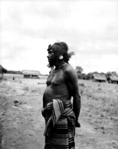 Indian med öronprydnader. Rio Pilcomayo, Bolivianska Chaco. Gran Chaco, Rio Pilcomayo - SMVK - 004679