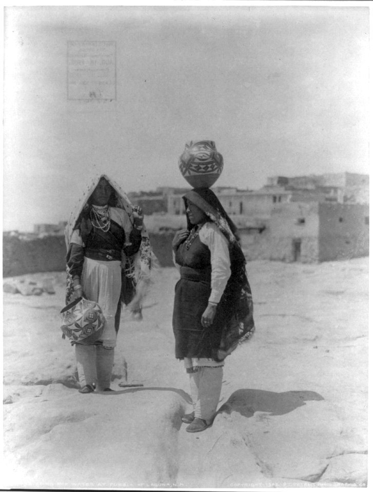 Indian women with large water pots in front of Pueblo of Laguna, New Mexico LCCN2005691771