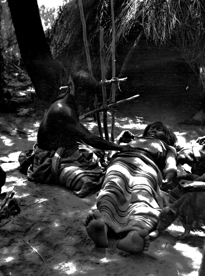 Indian som botas för sjukdom hos en medicinman (sugningar och dylikt). Bolivianska Chaco - SMVK - 004804