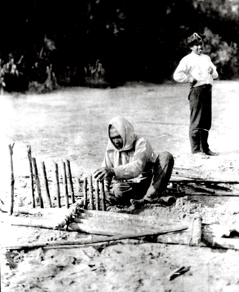Indian sysslar med fälla. Lokal, Missionsstn Cavinas, nära R. Beni, Bolivia. Stam, Cavina. Cavinas - SMVK - 005022
