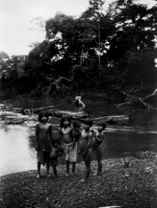 Indianbarn vid floden, som är full med nedfallna trädstammar. Darien, Jaqué River. Panama - SMVK - 003983