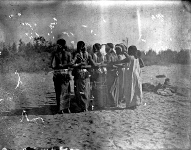 Indianer demonstrera dans. Rio Pilcomayo, Bolivianska Chao. Bilden visa hur de hålla varandra - SMVK - 004715