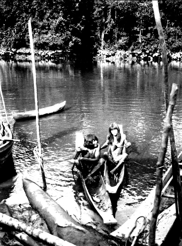 Indianer som varit och fiskat med flerspetsiga spjut. Erh, från Erland Nordenskiöld 1928 - SMVK - 004042