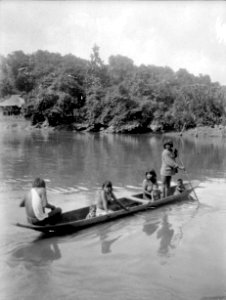 Indianer, från medicinmannen Selimos . hydda, i kanot. Darién, Sambú River. Panama - SMVK - 004012