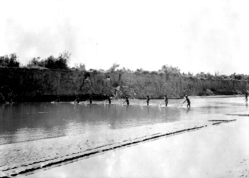 Indianer fiska med spärrnät i Pilcomayo. Se även foto 4693. Foto, Erland Nordenskiöld 1908 - SMVK - 004694