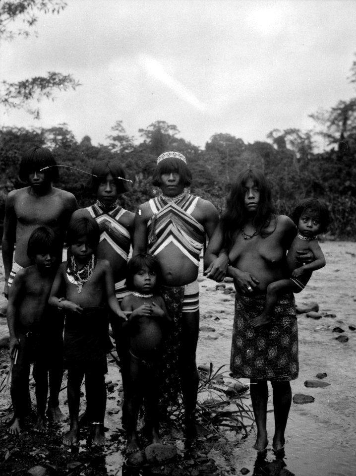 Indianer iklädda prydnader. Chaquiras. Rio Sambu. Panama - SMVK - 003971