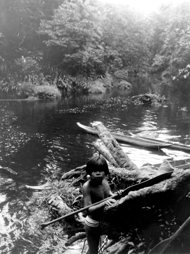 Indiangosse med stora silverbeslagna örontrissor och gördel av glaspärlor. Rio Pasuto. Colombia - SMVK - 004064
