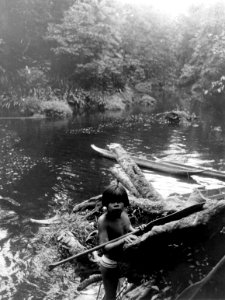 Indiangosse med stora silverbeslagna örontrissor och gördel av glaspärlor. Rio Pasuto. Colombia - SMVK - 004064 photo