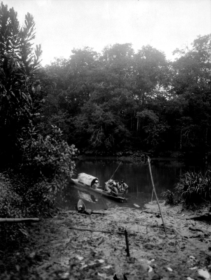 Indiankanonter i floden. En kanot med toldo (skydd). Darién. Panama - SMVK - 003974