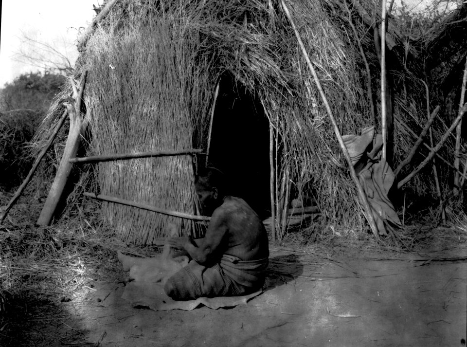 Indiankvinna vid trådberedning. Jämför med bild 004782. Bolivianska Chaco. Gran Chaco - SMVK - 004810