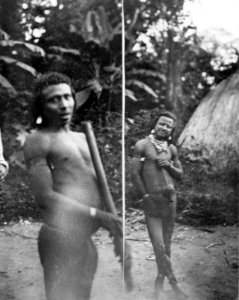 Indianmän med musikinstrument. Rio Curumbiara. Brasilien - SMVK - 005619