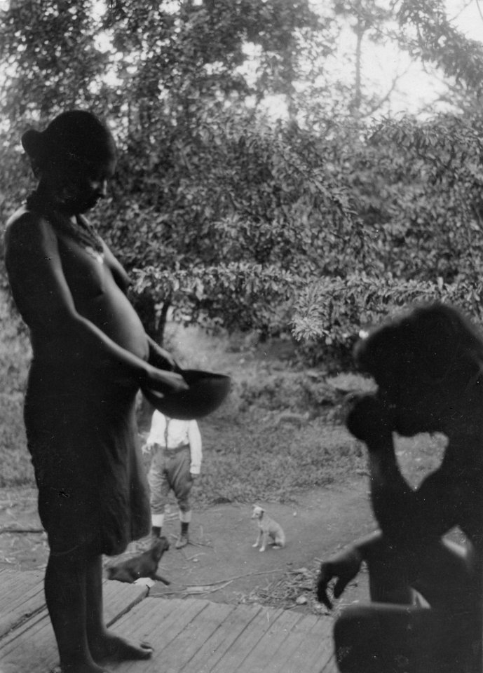 Indianhustru bjuder sin man att dricka. Foto, Erland Nordenskiöld 1927 - SMVK - 004377