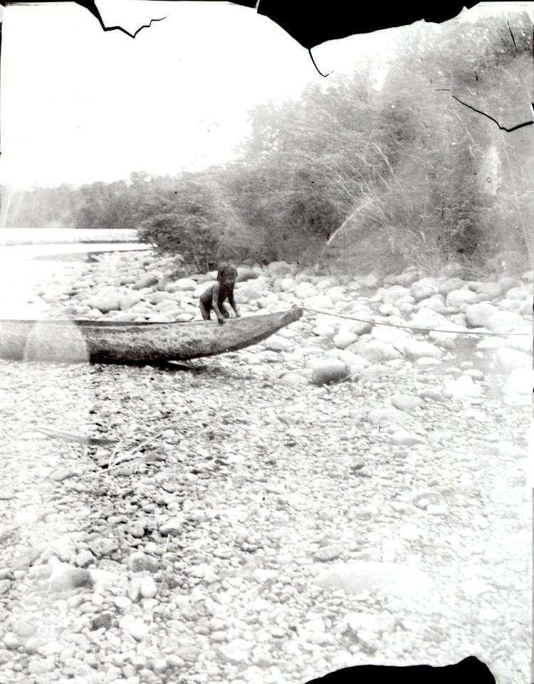 Indianpojke vid kanot. Lokal, Rio Inambari, Peru. Rio Inambari - SMVK - 002483