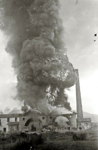 Incendio en una fábrica de Pasai Donibane (1 de 3) - Fondo Car-Kutxa Fototeka