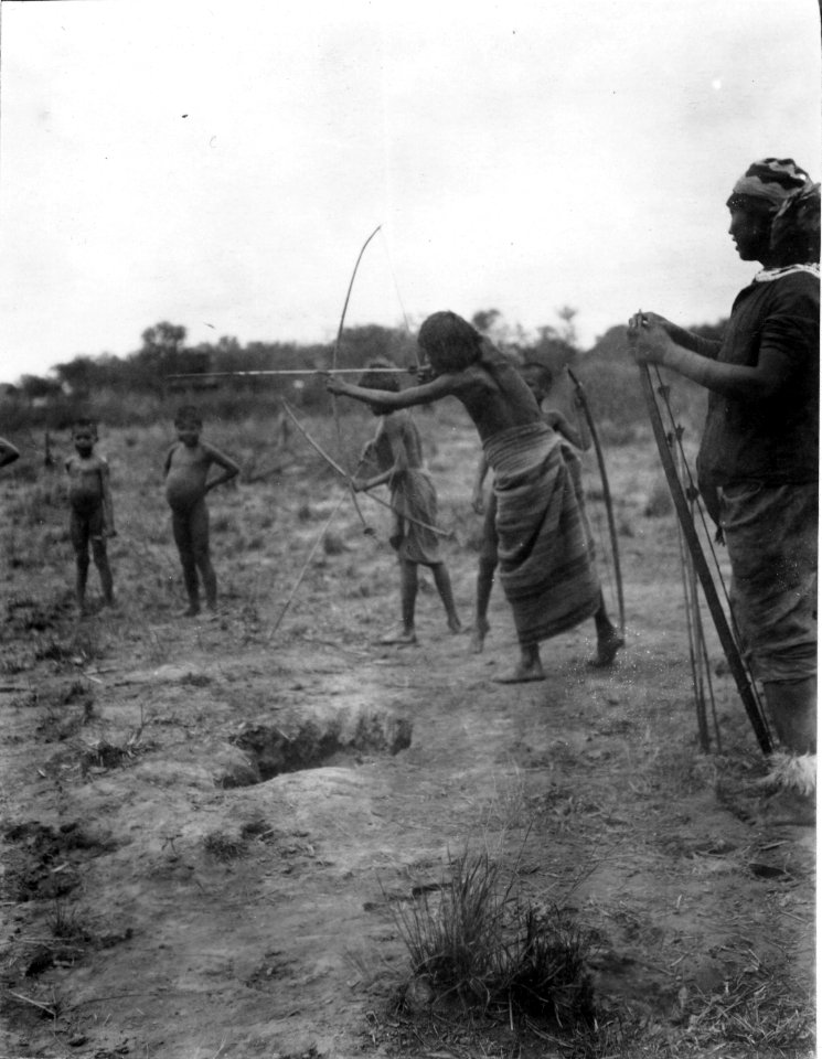 Indianska bågskyttar. Foto, Erland Nordenskiöld 1908. Rio Pilcomayo, Bolivianska Chaco - SMVK - 004710