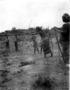 Indianska bågskyttar. Foto, Erland Nordenskiöld 1908. Rio Pilcomayo, Bolivianska Chaco - SMVK - 004710