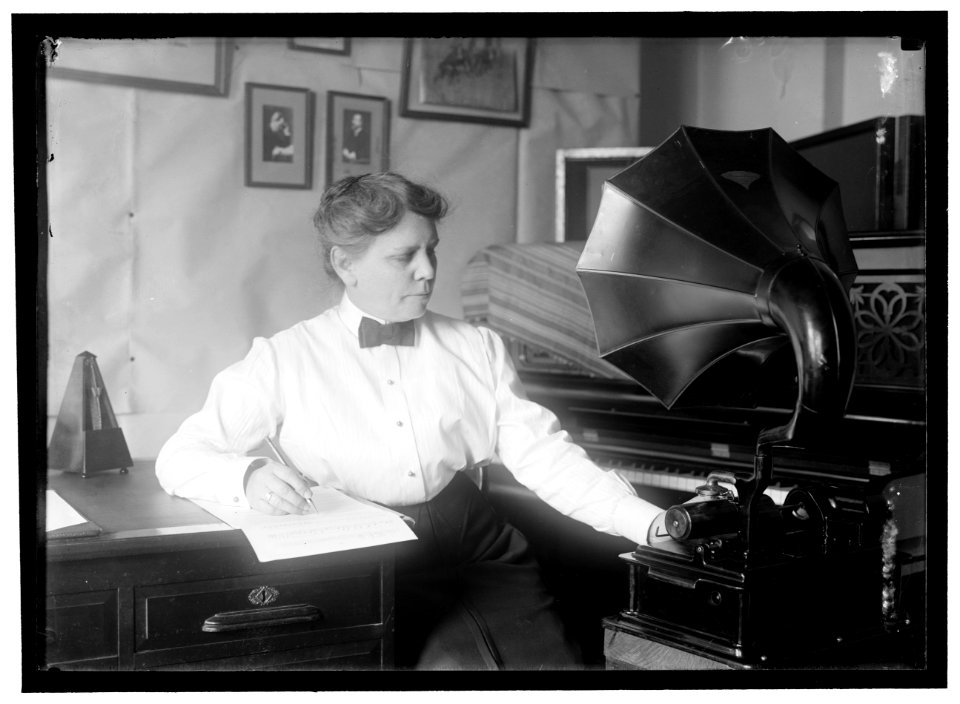 INDIANS, AMERICAN. FRANCES DINSMORE OF SMITHSONIAN TRANSCRIBING THE 'CANNED' MUSIC LCCN2016866652
