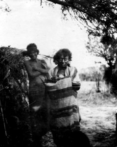 Indiantyper vid hydda. Foto, Erland Nordenskiöld 1908 - SMVK - 004696