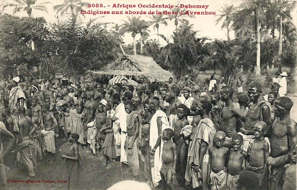 Indigènes aux abords de la gare d'Avrankou (Dahomey)
