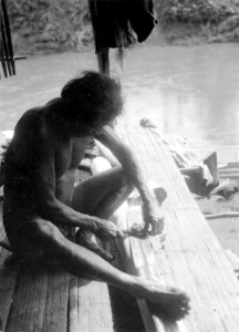 Indian arbetar med fiberskrapning. Rio Baudó, Chocó, Colombia. Foto taget 1927 av exp. Erl - SMVK - 004330 photo