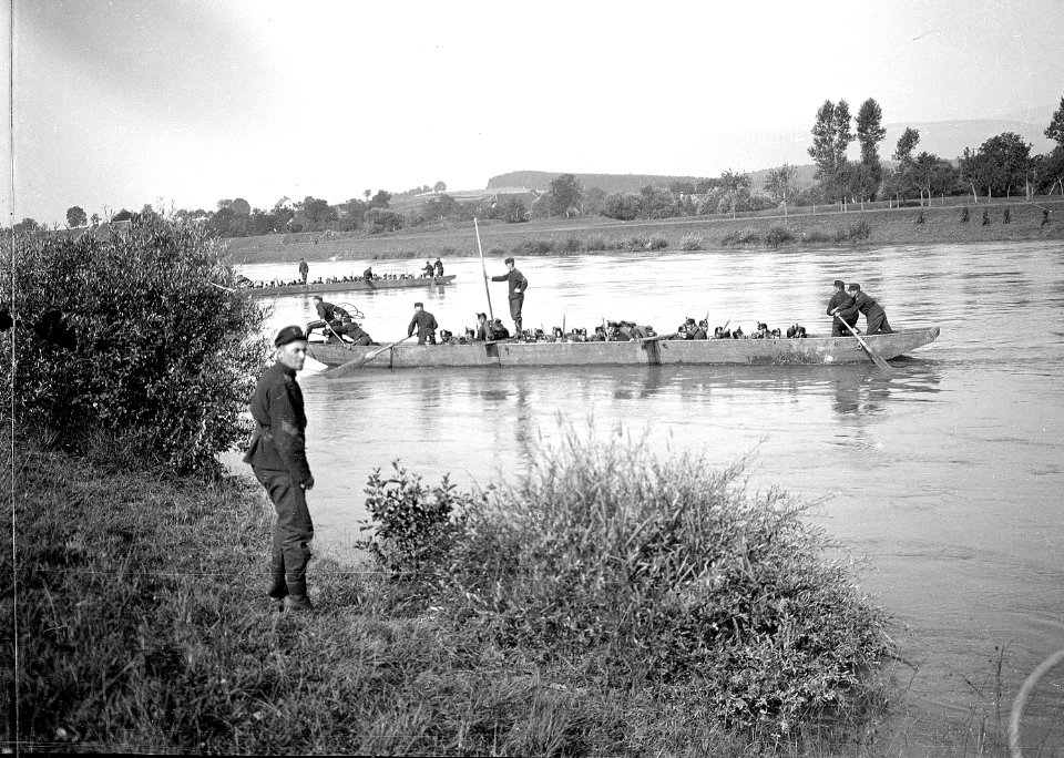 Infanterie Aare mit Kriegsbrücken - CH-BAR - 3236378