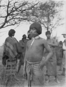Indian med röd ansiktsmålning. Rio Pilcomayo. Argentina - SMVK - 004883