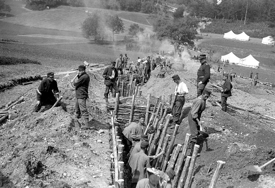 Infanterie beim Bau von Schützengräben - CH-BAR - 3237032