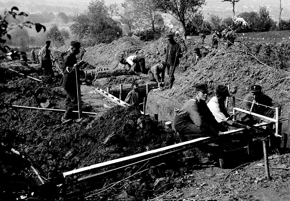 Infanterie beim Bau von Schützengräben - CH-BAR - 3237036