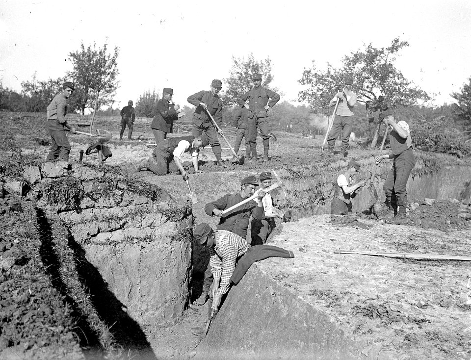 Infanterie beim Schützengrabenbau - CH-BAR - 3236525