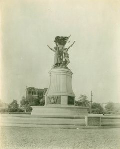 Independence Square Fountain, Chicago, early 20th century (NBY 668)