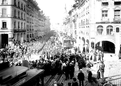 Infanterie des Inf Rgt 13 beim Defilee in der Spitalgasse - CH-BAR - 3241257