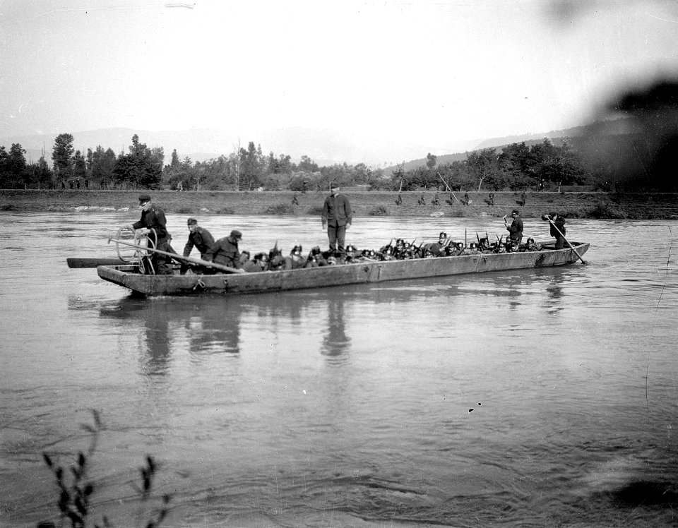 Infanterie Aare durch Kriegsbrücken - CH-BAR - 3236397