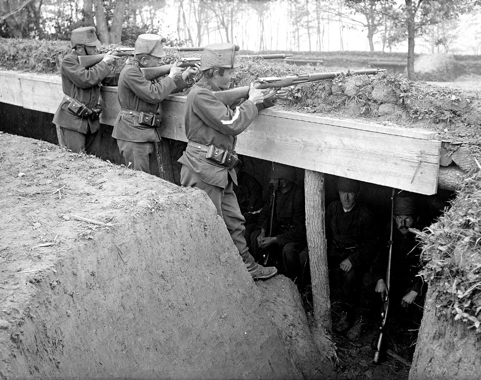 Infanterie im Schützengraben - CH-BAR - 3236610