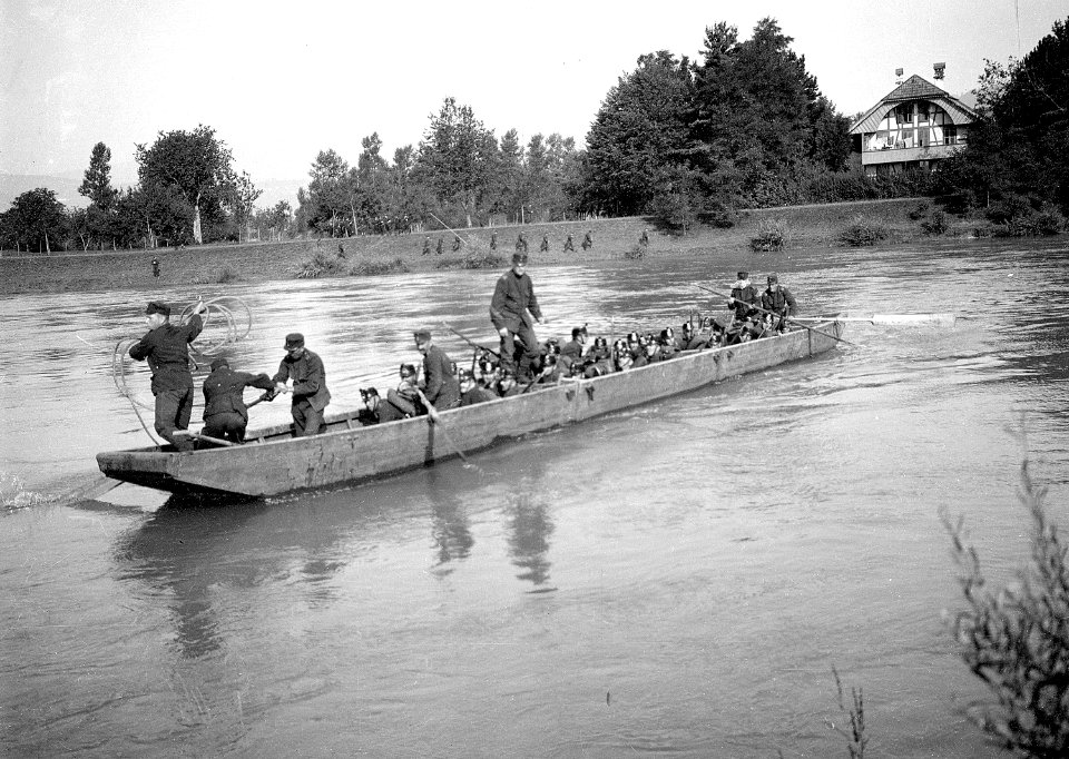 Infanterie Aare mit Kriegsbrücken - CH-BAR - 3236380