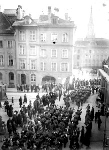 Infanterie mit Spiel marschiert durch Bern - CH-BAR - 3237893