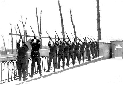 Infanterie bei Uebung an Fliegerabwehrgestell - CH-BAR - 3238001