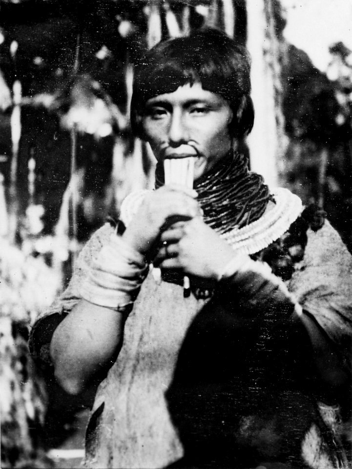 Indian spelar på panflöjt. Sydamerika, Lago Rojo Aguado, n.ö. Bolivia - SMVK - 004988