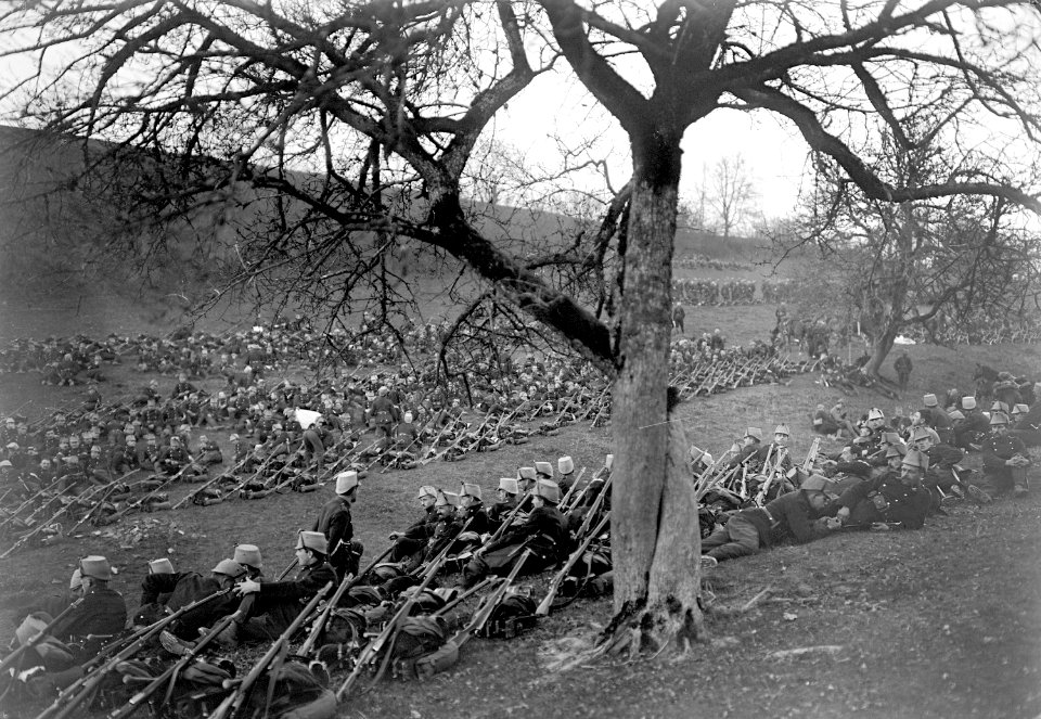 Infanterie wartet im Bereitschaftsraum auf ihren Einsatz - CH-BAR - 3239198
