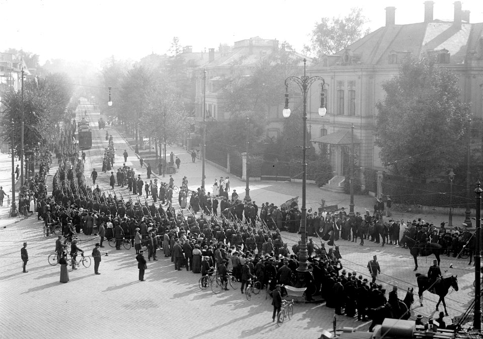 Infanterie marschiert in Stadt Basel ein - CH-BAR - 3237679