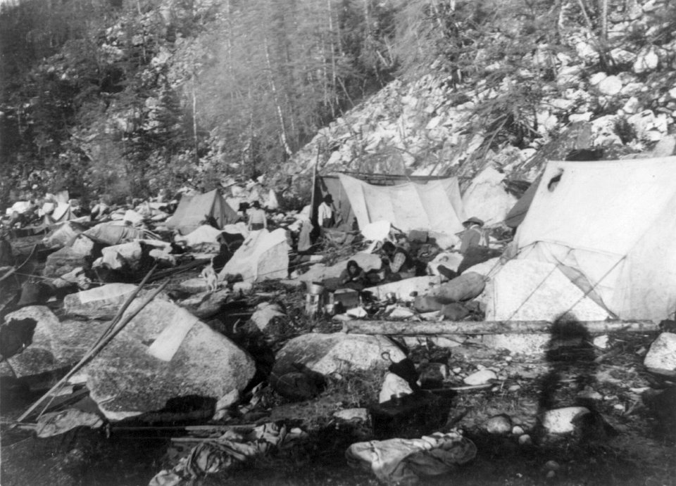 Indian camp, Skaguay LCCN2004672221 (cropped)