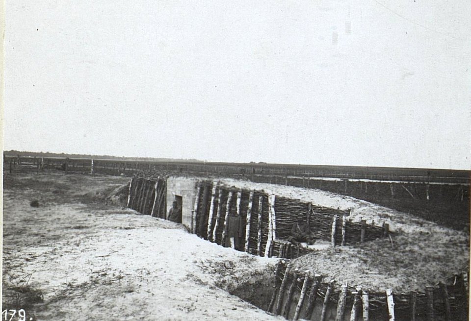 Infanterie.-Stellungen mit Maschinengewehrstand. (BildID 15691804)