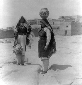 Indian women with large water pots in front of Pueblo of Laguna, New Mexico LCCN2005691771 (cropped)