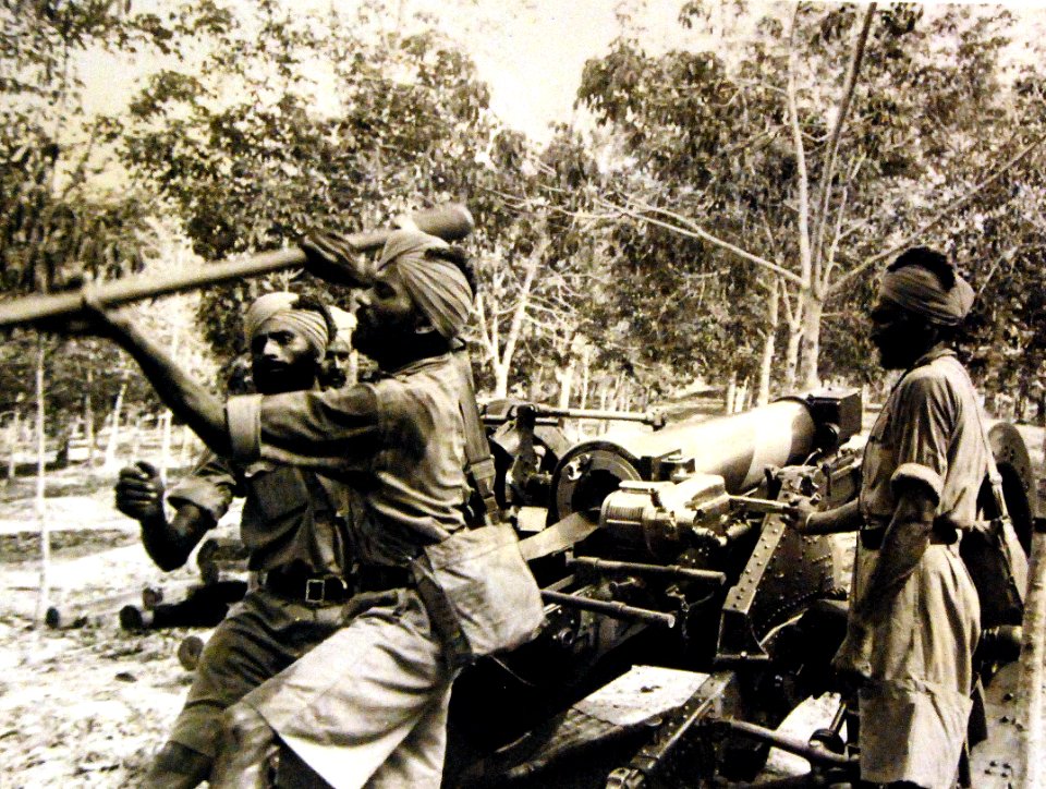 Indian gunners in training with field artillery, Singpore 1942 (24436742582)