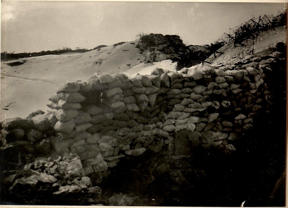 Infanteriestellung am kleinen Pal, rechts im Hintergrund eine k.u.k. Vorfeldstellung, links davon italienische Hindernisse und Infanteriestellung, aufgenommen am 2. Mai 1916 (BildID 15473899)